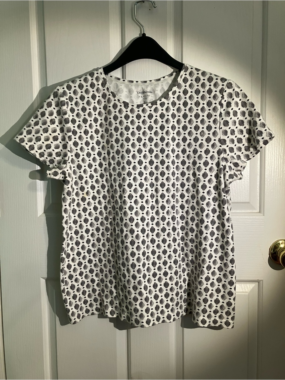 croft & barrow White Short Sleeve Tee with Gray Geometric Print
